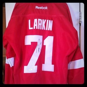 Detroit Red Wings autographed Larkin jersey